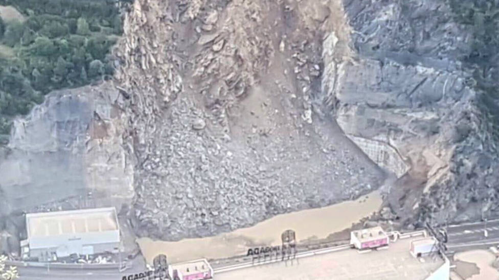 La avalancha de Andorra que ha obligado a cortar la carretera geneal que da acceso a España