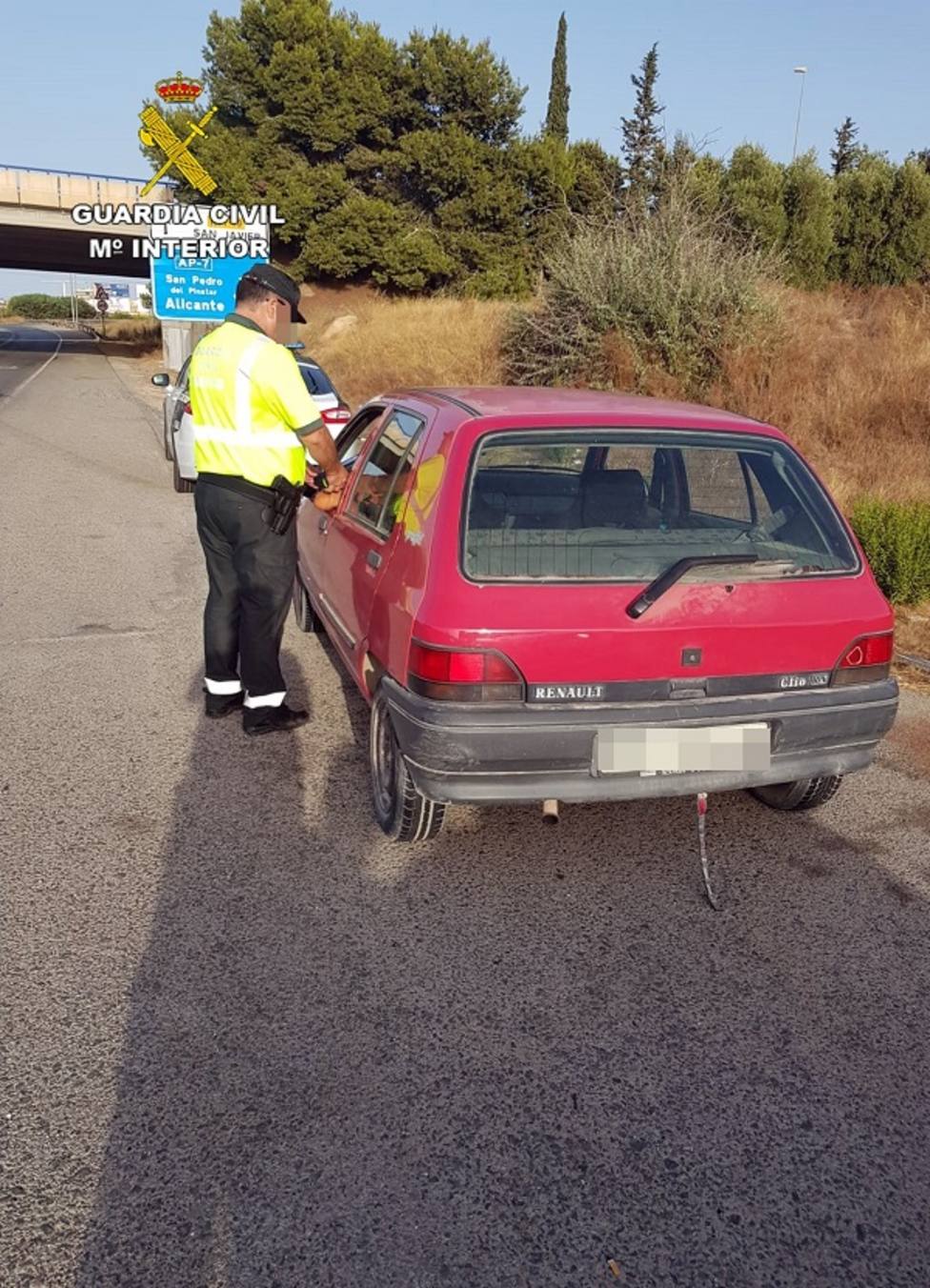 Guardia Civil denuncia dos veces en una hora al mismo conductor por dar positivo en alcoholemia