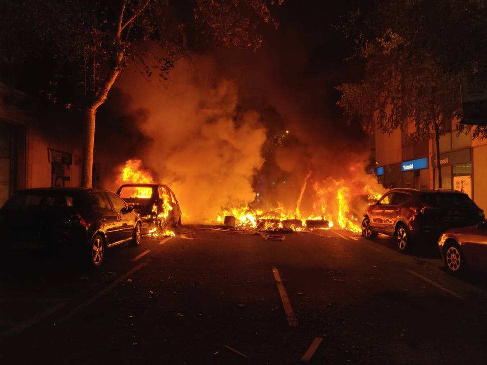Incendian varios coches en el centro de Barcelona en una nueva noche de graves altercados