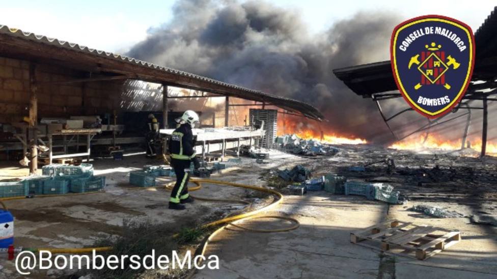 Las fuertes rachas de viento en Mallorca provocan incendios y el desvío de cinco vuelos
