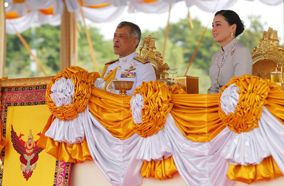El gobernador de Bangkok defiende la orden que obliga a los niños a cantar el himno real en la escuela