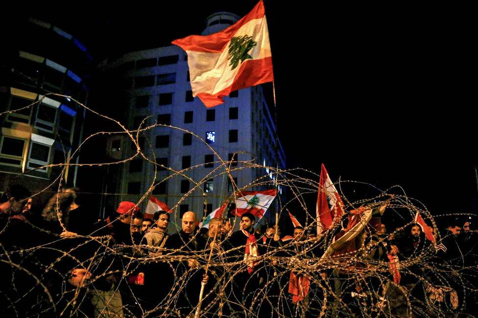 Manifestantes libaneses intentan bloquear las calles de Beirut para impedir que el Parlamento sesione