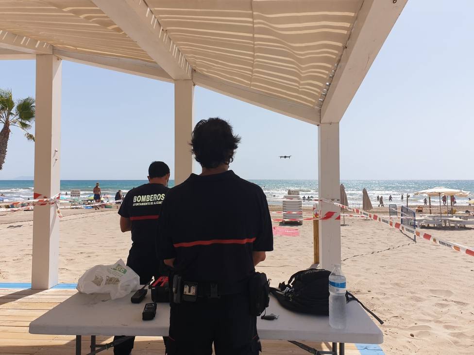Bomberos utilizando el dron para vigilar la playa (Ayuntamiento de Alicante)