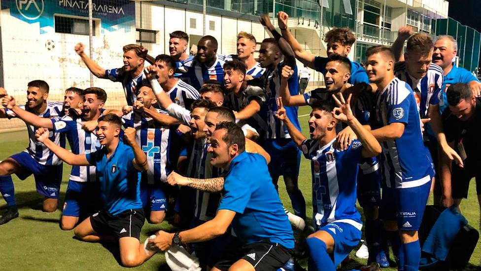 La plantilla del Lorca Deportiva celebra el ascenso a Segunda B