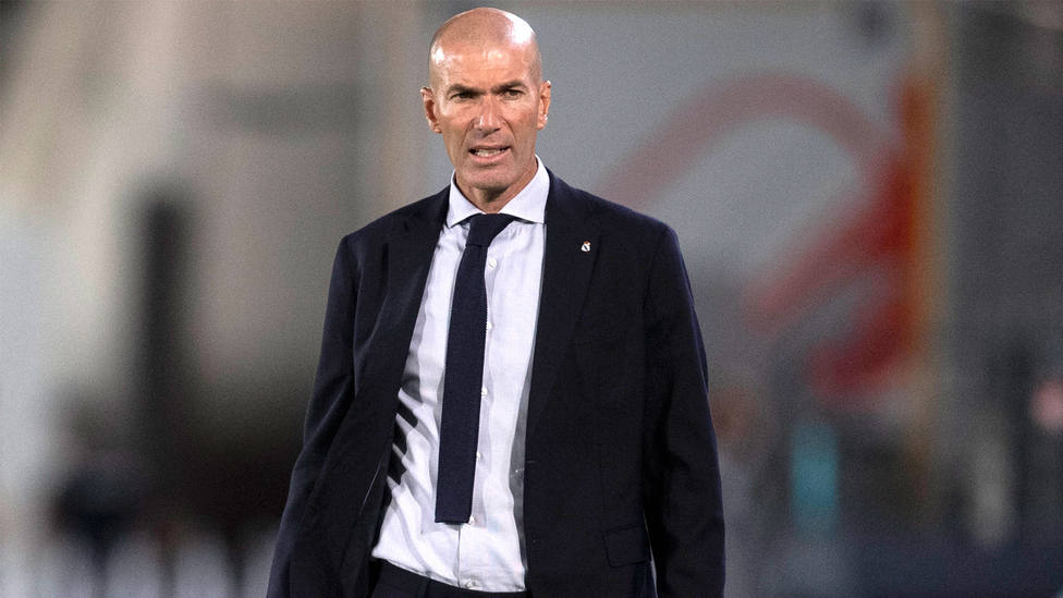 Zinedine Zidane, dirigiendo al Real Madrid desde la banda. CORDONPRESS