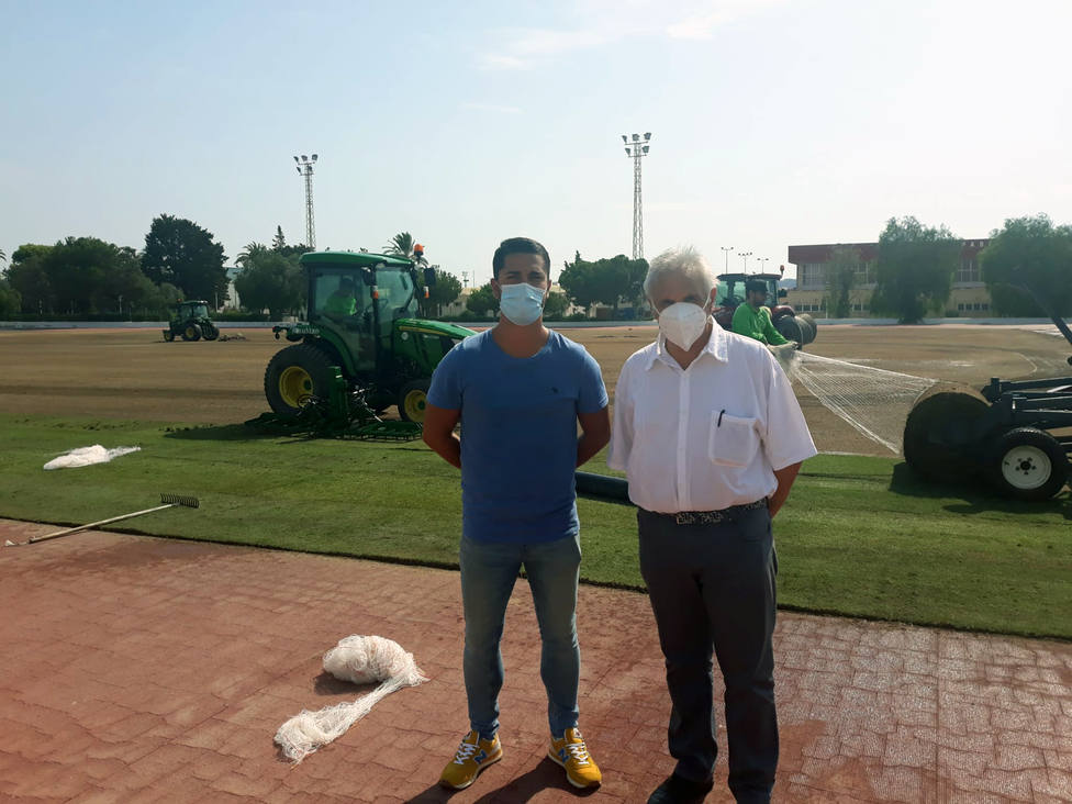 Foto, Cristóbal Casado y Alfonso García visitando las obras del Polideportivo