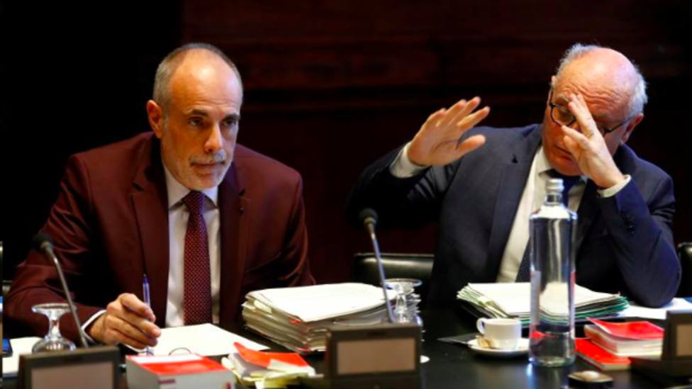 Joan Ridao y Xavier Muro, letrado mayor y secretario general del Parlamento de Cataluña, en una reunión en ene