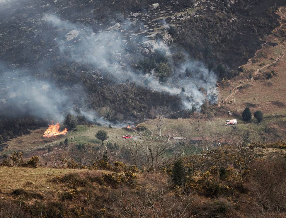 Un incendio de grandes dimensiones afecta a Navarra, Guipúzcoa y Francia