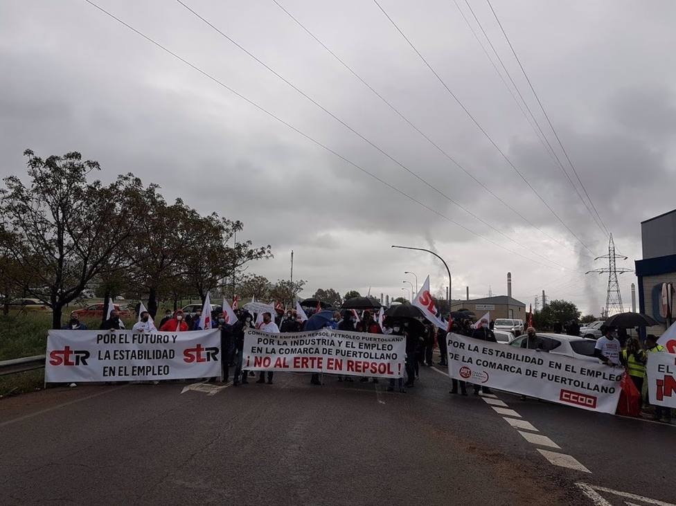 Unos 300 trabajadores de Repsol PetrÃ³leo Puertollano cortan la carretera de acceso a la refinerÃ­a en rechazo al ERTE