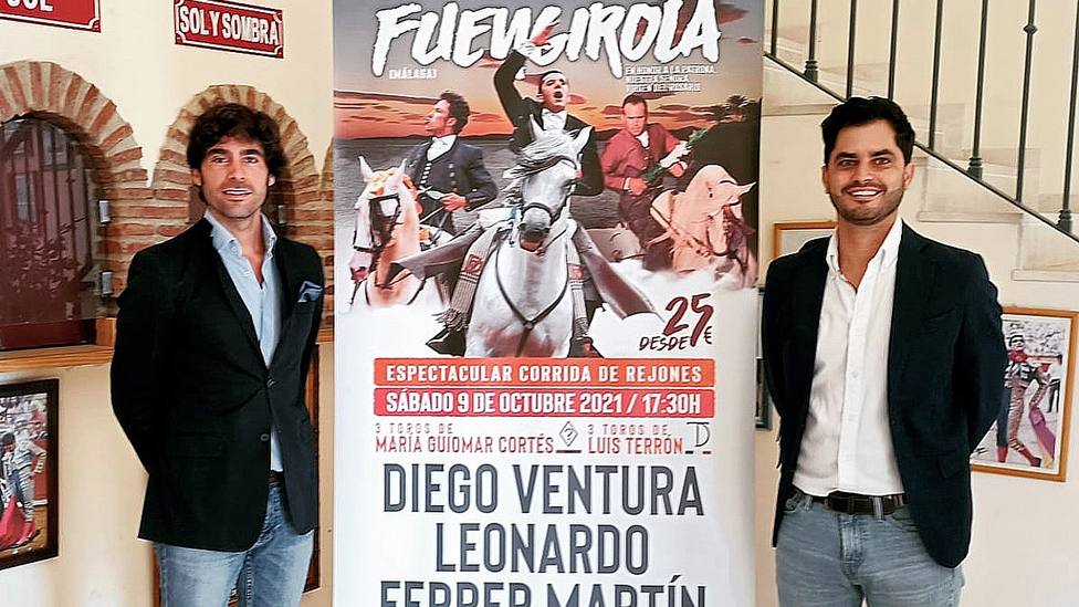 Gerardo Pérez – Clotet y Nacho de la Viuda junto al cartel anunciador de Fuengirola