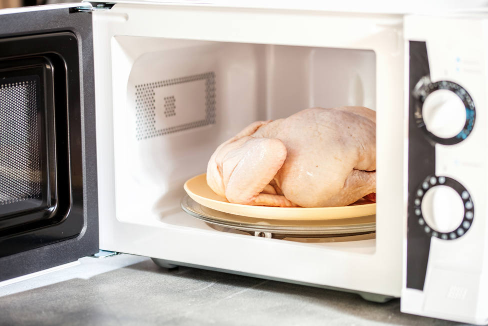Cómo descongelar el pollo en el microondas para que esté a la perfección