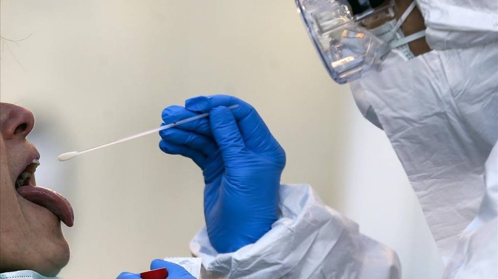 Un sanitario toma una muestra para una PCR nasofaríngea