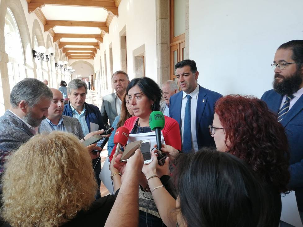 Elena Candia responde a la prensa antes de entrar en un pleno de la Diputación de Lugo