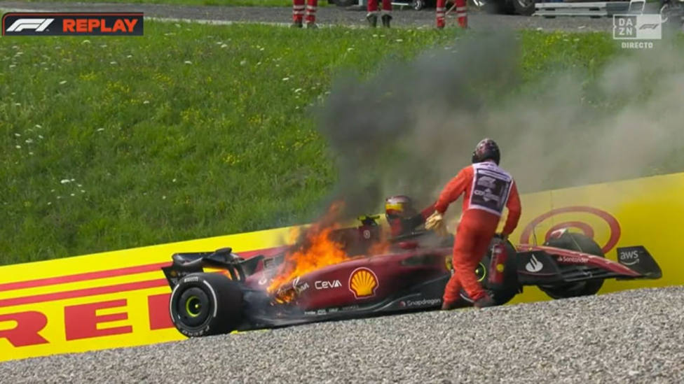 Imagen del coche de Carlos Sainz en llamas