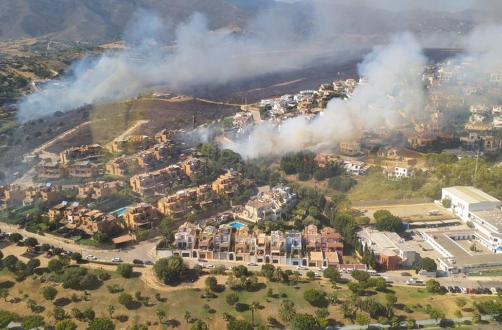 El viento y las temperaturas facilitan las tareas de extinción de los incendios que siguen activos en España