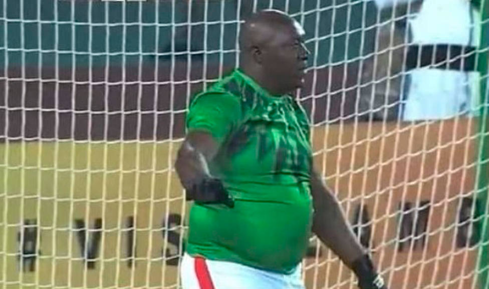 Kalililo Kakonje, durante el partido amistoso Zambia-Barça Legends. Captura