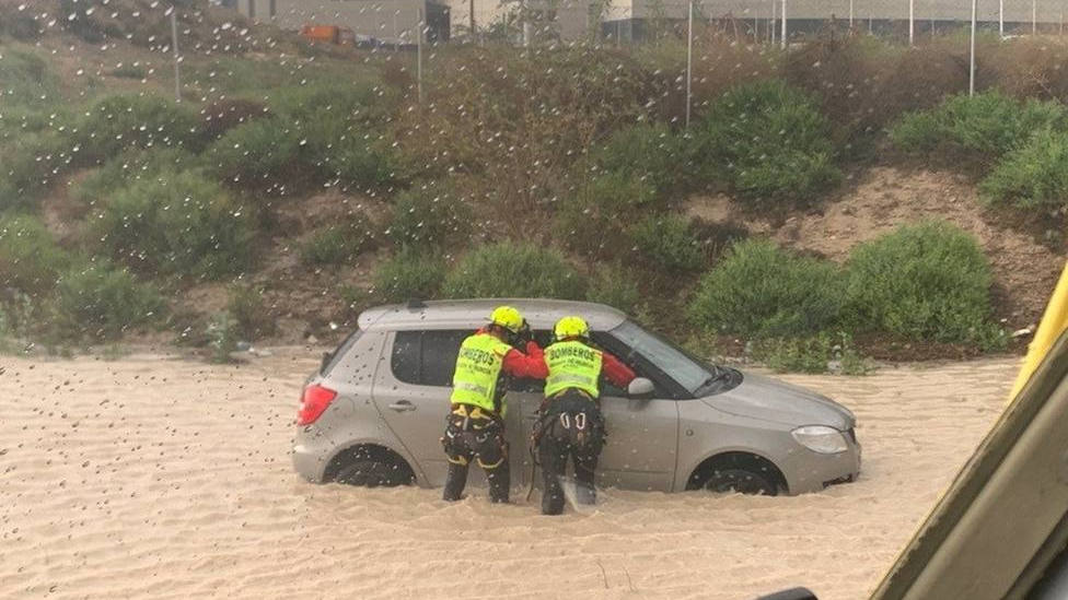 La lluvia separa a un bebé de su madre en Murcia y la decisión de un vecino termina por salvarle la vida