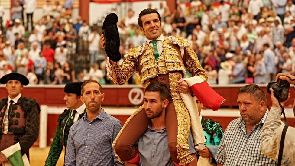 Emilio de Justo en su salida a hombros este domingo en Soria
