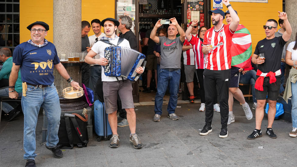 Aficionados de Mallorca y Bilbao en Sevilla con motivo de la Copa del Rey