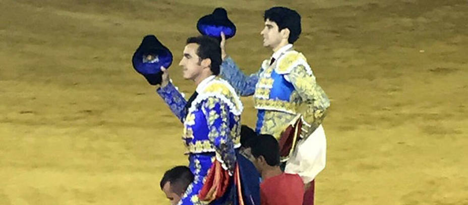 El Fandi y Alberto López Simón en su salida a hombros este jueves de la plaza de Ciudad Real. PRENSA A.L.S.