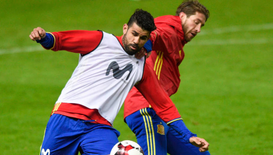 Diego Costa, junto a Sergio Ramos, durante un entrenamiento con la selección española. REUTERS