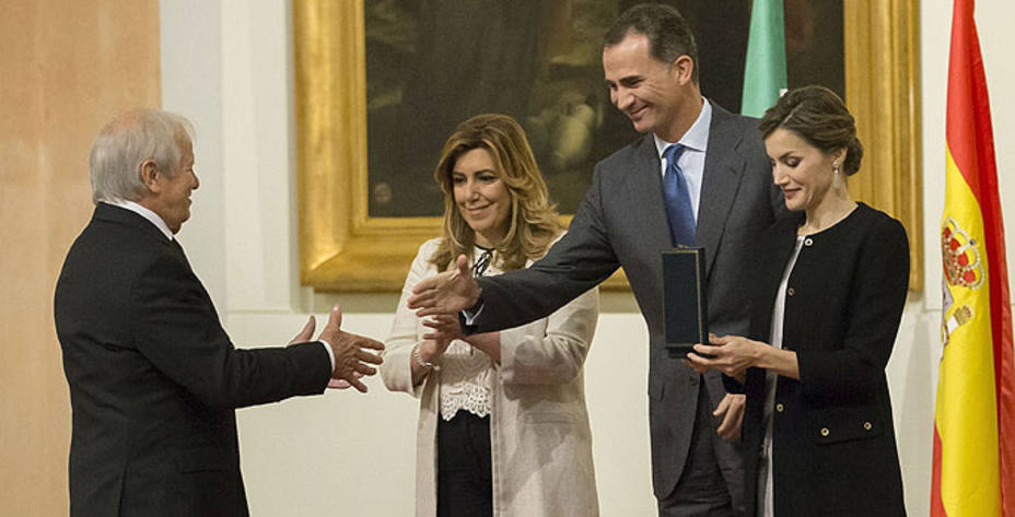 El Cordobés recogiendo de manos de los Reyes de España la Medalla de Oro al Mérito en las Bellas Artes. EFE