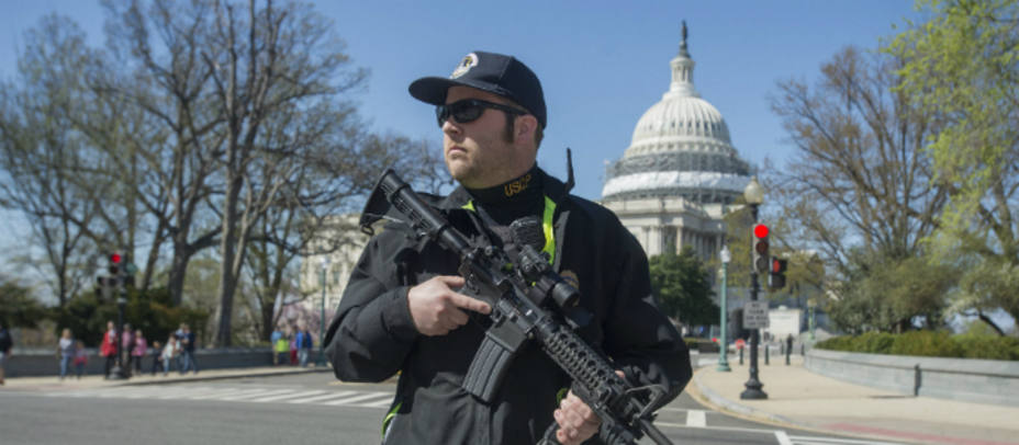 Un agente de seguridad del Capitolio presta guardia tras un tiroteo este lunes en Washington (DC, EE.UU.). EFE