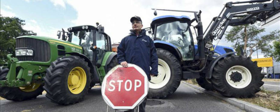 Agricultores galos bloquean el puente de Rheinbrücke con sus tractores entre las localidades francesa de Estrasburgo y alemana de Kehl, este lunes. EFE