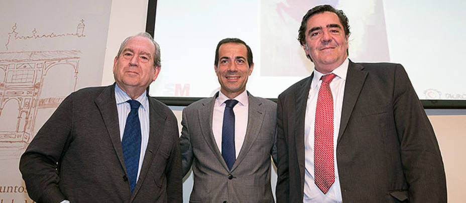 Salvador Victoria rodeado de Carlos Abella y Manuel Martínez Erice en la presentación de San Isidro. LAS-VENTAS.COM