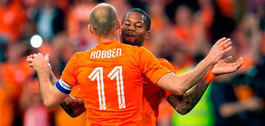 Robben y Lens, autores de los goles ante Gales. REUTERS