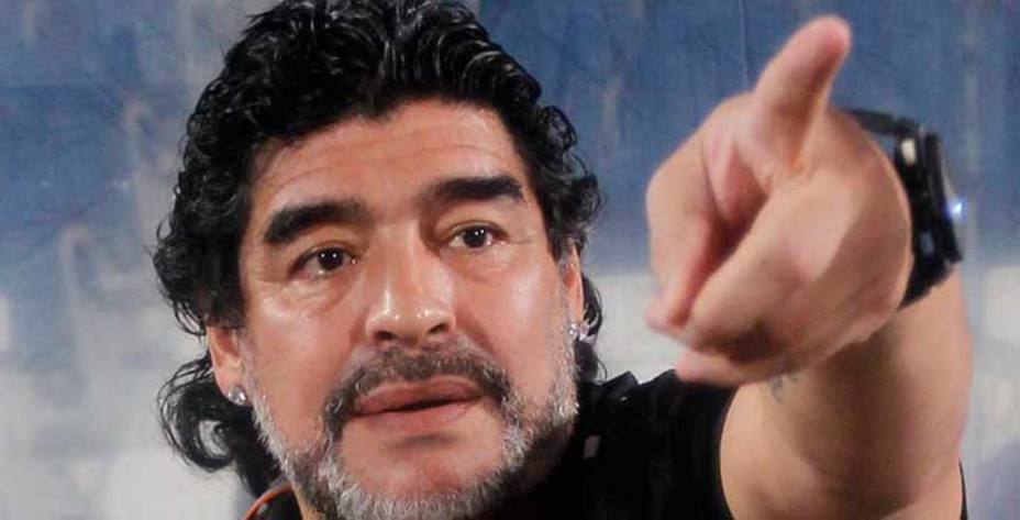 Maradona apoya a Luis Suárez tras la sanción de la FIFA. Reuters.