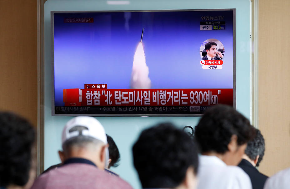 Una televisión de Seúl informa sobre el ensayo con misiles de Corea del Norte.