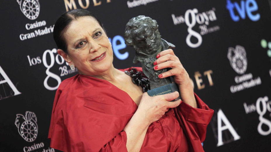 Terele Pávez posando con un premio Goya