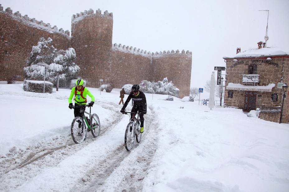 Una capa de nieve de entre 30 y 40 centímetros causa problemas en Ávila