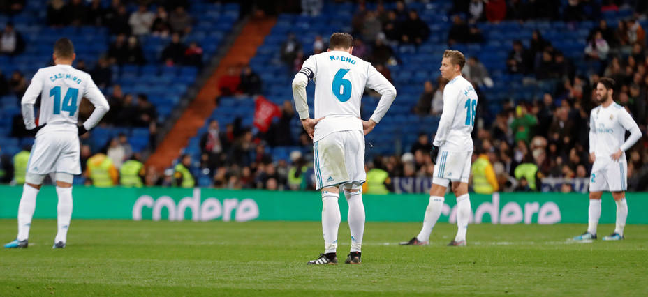 Los jugadores del Madrid tras encajar el segundo gol del Numancia (EFE)