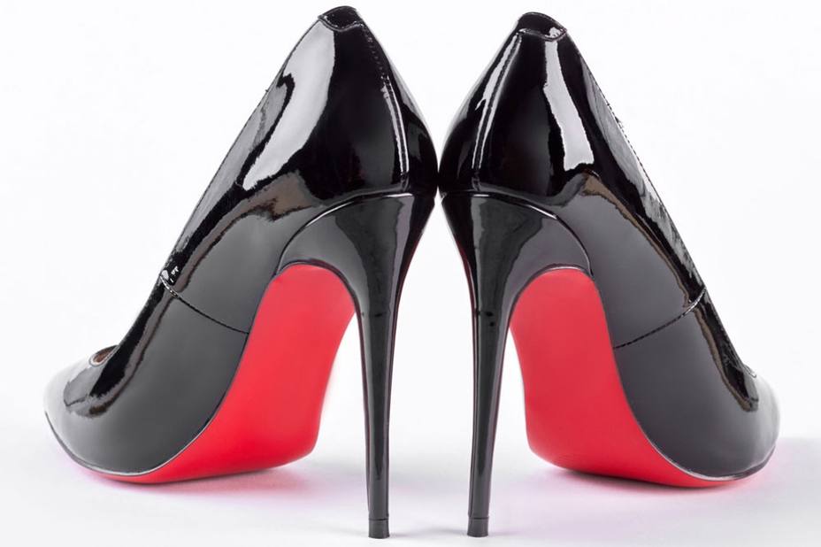 Bruselas avala como marca el color rojo en las suelas de los zapatos Louboutin