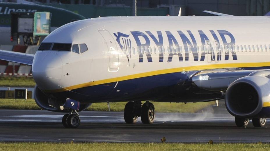Facua alerta de que el teléfono de afectados de Ryanair es un 902