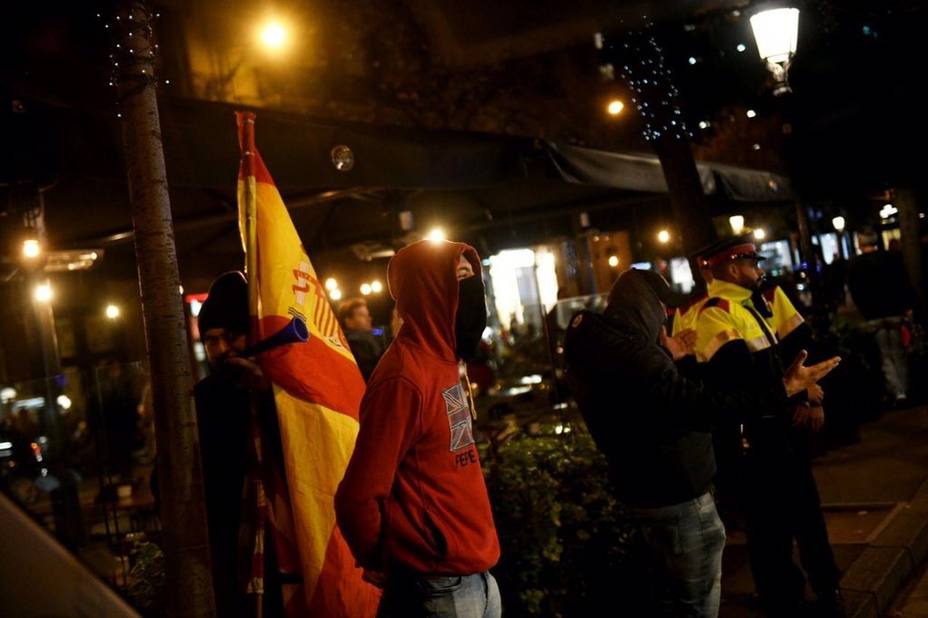 Cinco personas irrumpen en un acto de Pablo Iglesias en Barcelona al grito de ¡Viva España!