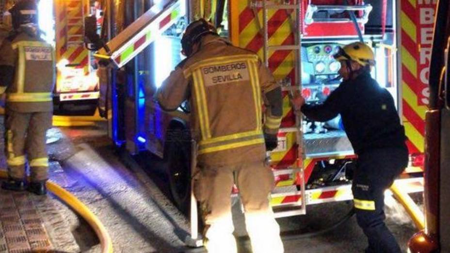 Muere un hombre y su mujer resulta herida al incendiarse su casa en Sevilla