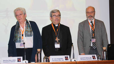 Mariña Ríos, pdta. CONFER, Mons. Luis Argüello, sec. gral. de la CEE y José María Alvira, sec. gral. de EECC