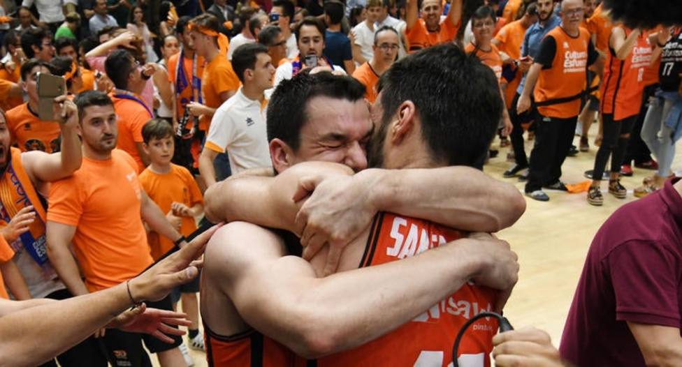 Rafa Martínez y San Emeterio se abrazan tras ganar la Liga