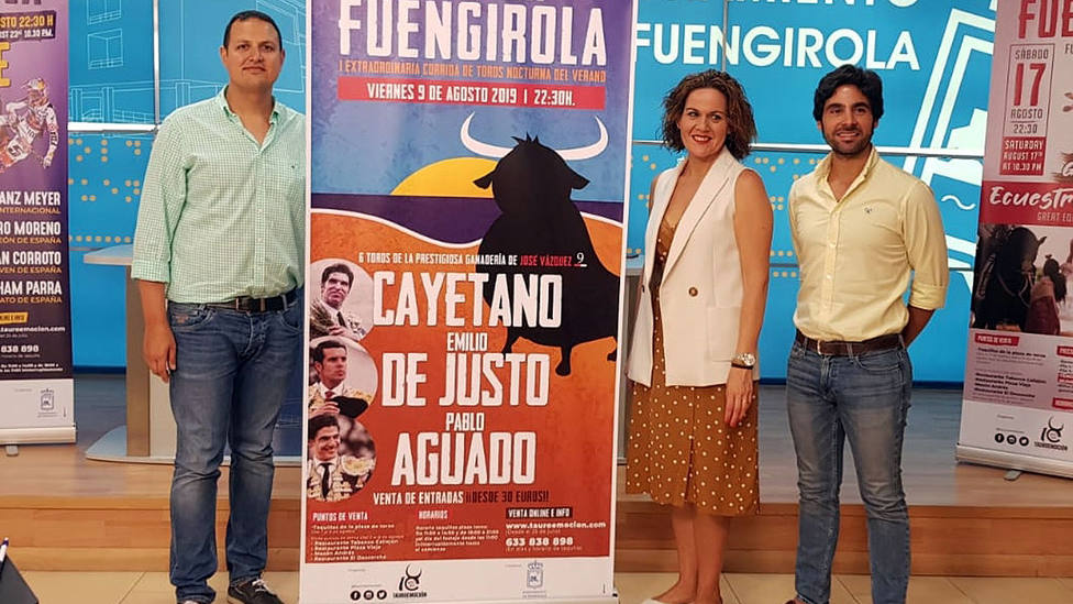Alberto García junto a los representantes del ayuntamiento de Fuengirola en la presentación del cartel