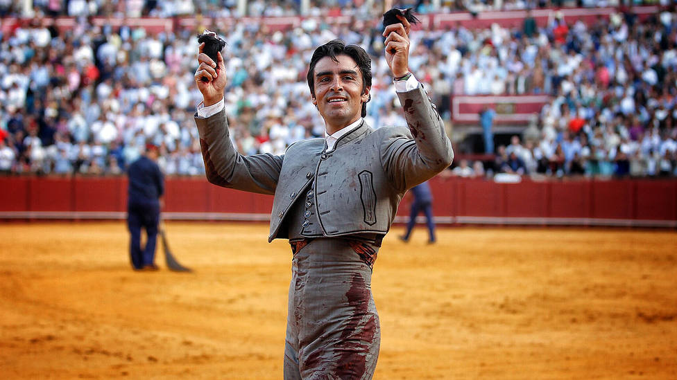 Miguel Ángel Perera con las dos orejas cortadas este sábado en el festival de Sevilla