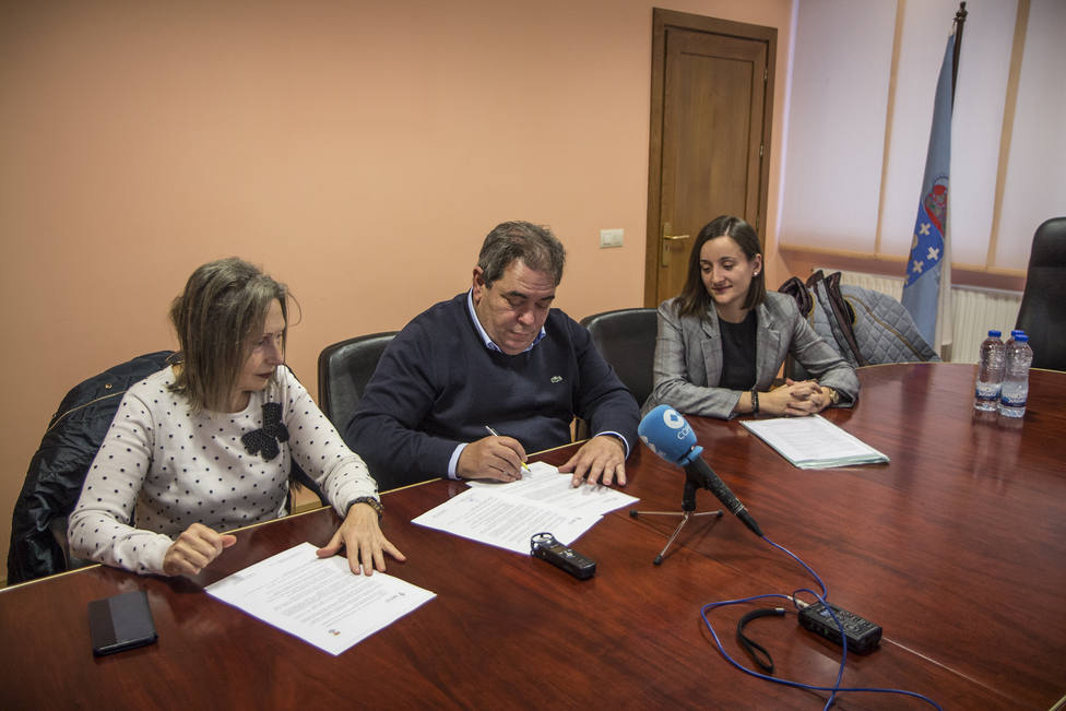 Gerardo Seoane firma el convenio con la presidenta de la AECC