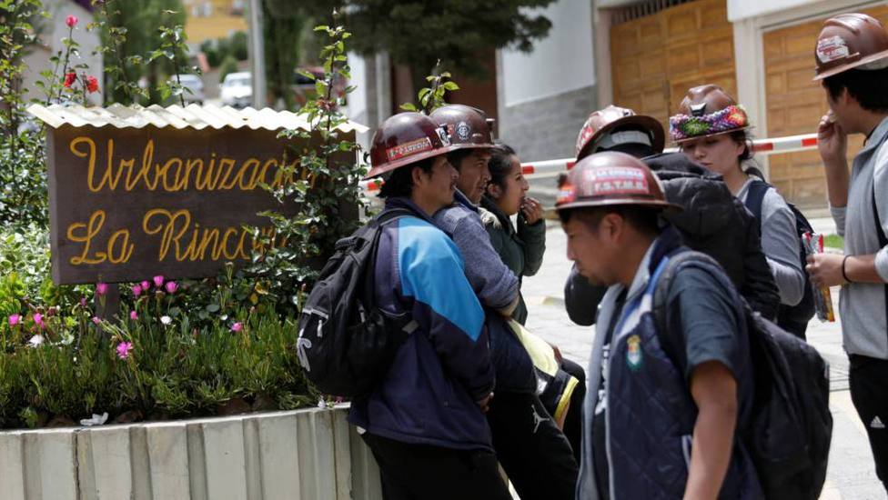 Vecinos de La Paz siguen acampados en torno a la embajada de México
