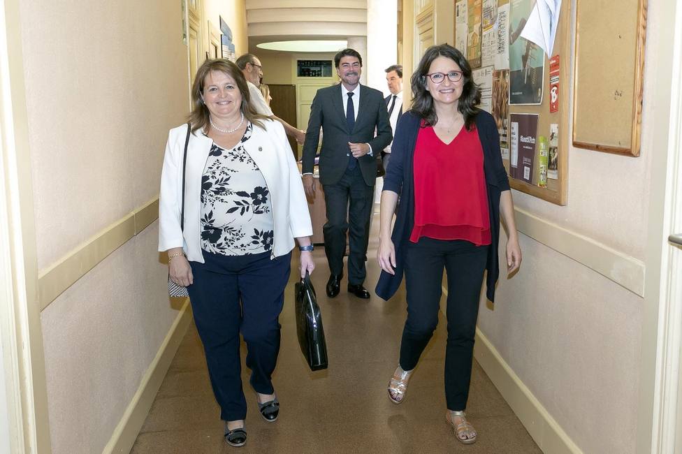 La edil Julia Llopis junto a la vicepresidenta de la Generalitat Mónica Oltra
