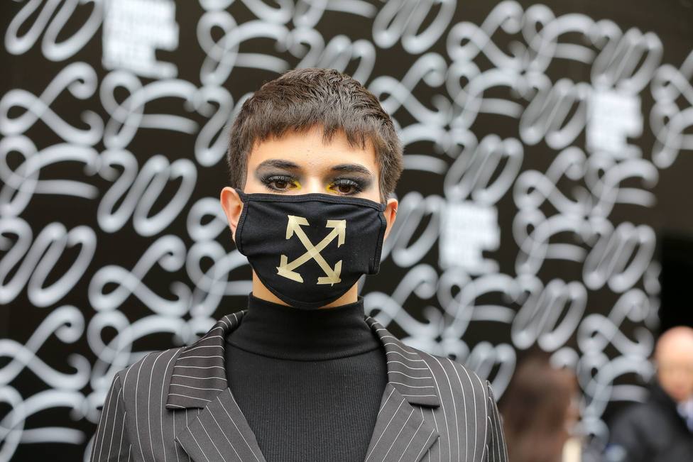 Persona con mascarilla durante la Semana de la Moda de Londres