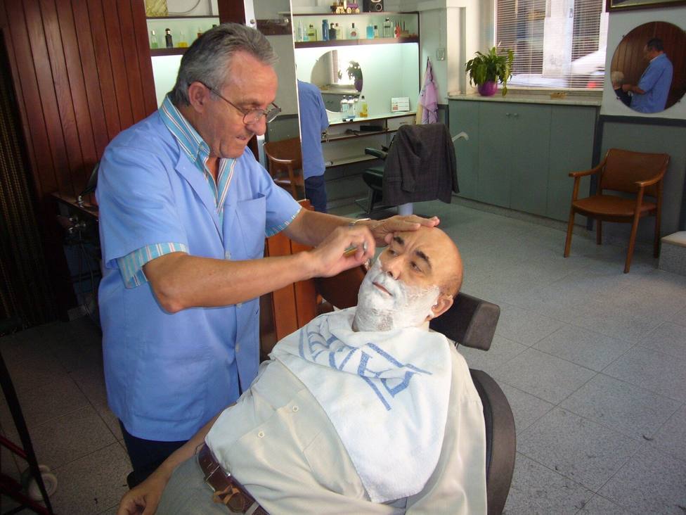 Manolo, el peluquero de 82 años al que sólo ha conseguido jubilar el coronavirus