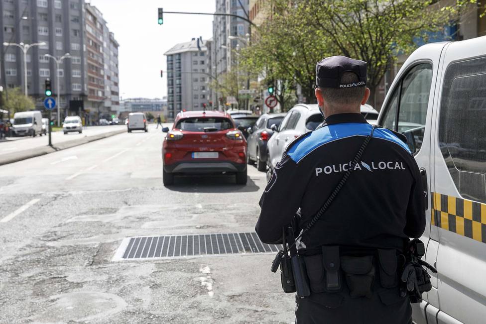 La Policía Local controla la doble fila en A Coruña