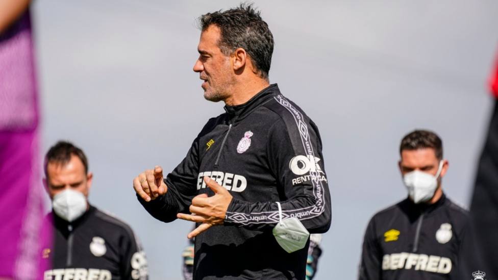 Luis García dando instrucciones durante un entrenamiento del Mallorca